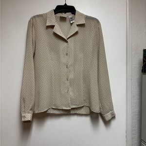 Villager by Liz Claiborne Cream Geometric Blouse – Size SM – Button-Up- Clásico.